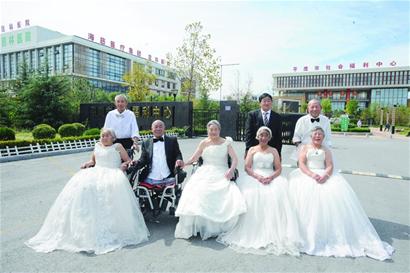 四對老人拍婚紗照 92歲奶奶變最美新娘驚艷全場