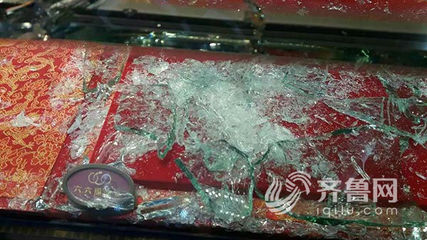 臨沂羅莊區珠寶店遭歹徒打劫20萬珠寶 保安被砍傷