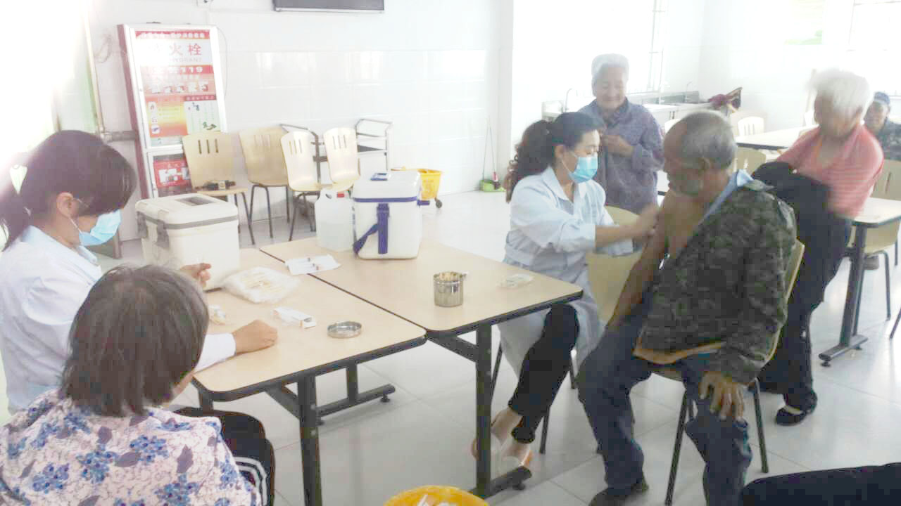 滨州高新区：免费为敬老院老人接种流感疫苗