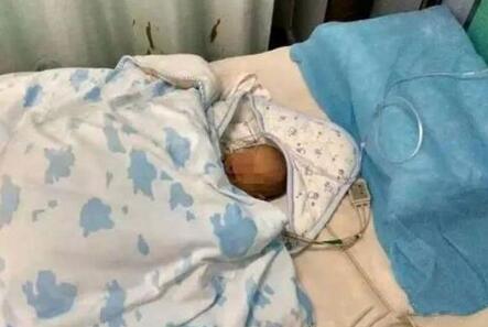 青島一男嬰淩晨被棄醫院門口 大冷天被凍得嚎啕大哭