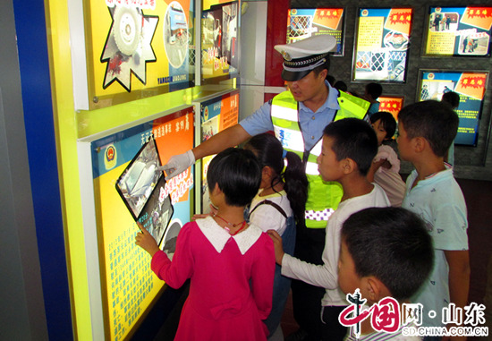 滨州阳信交警邀请师生代表零距离体验警营生活