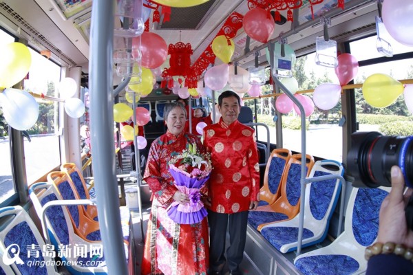 高清:青島公交司機帶父母車廂內補拍婚紗照