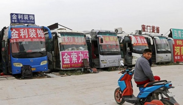 河南鄭州十余輛大巴組成“商業街” 車內設備齊全