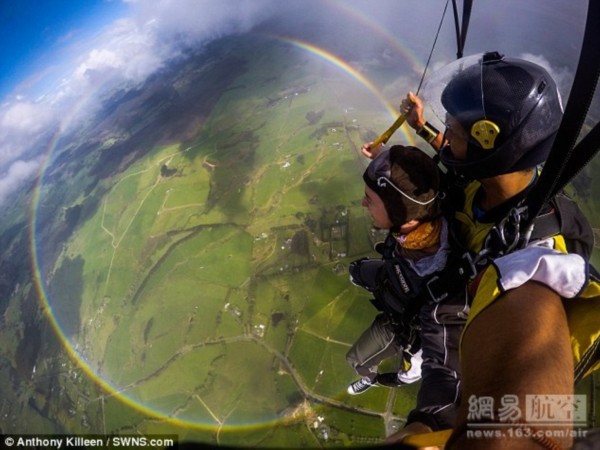 旅行家空中跳伞拍彩虹:竟然是个圆圈