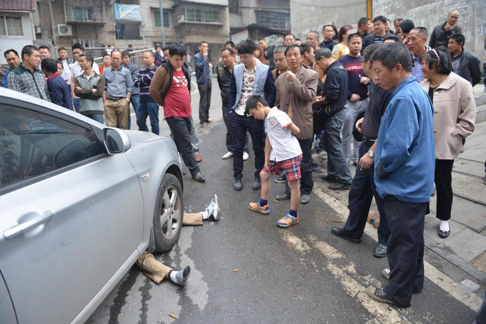 男子碰瓷後鑽車底索賠：不給3000不出來(組圖)