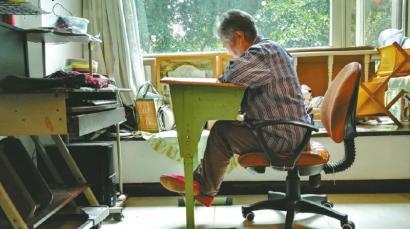 72歲老人自學數學 為收養13年的孫女補課(圖)