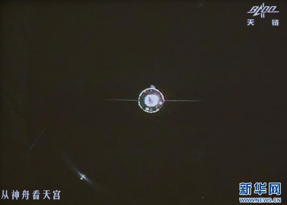 神舟天宮對接成功 景海鵬陳冬豎大拇指相互祝賀（組圖）