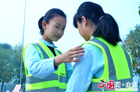 滨州阳信交警为学生发放2000件爱心荧光衣