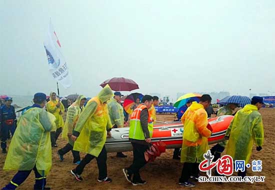 临沂红十字蓝天救援队为“沂河放鱼节”进行志愿服务