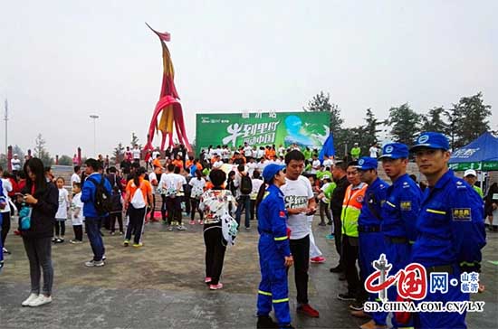 臨沂紅十字藍天救援隊為“晨光跑”提供志願安保服務