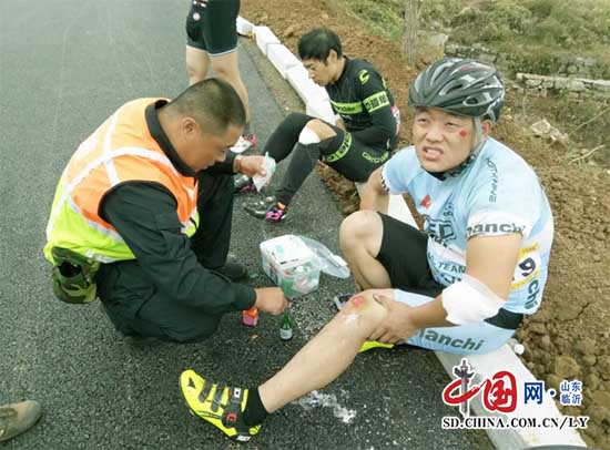 临沂市红十字蓝天救援队开展“环云蒙湖自行车公开赛”志愿活动