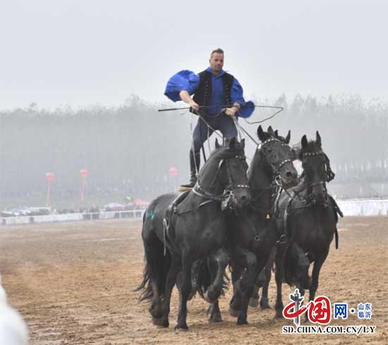 中華民族大賽馬成功舉辦（圖）