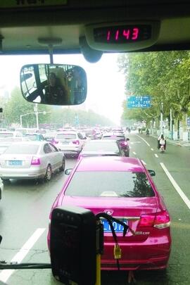 雨天出行：開車堵得走不動 打車加小費