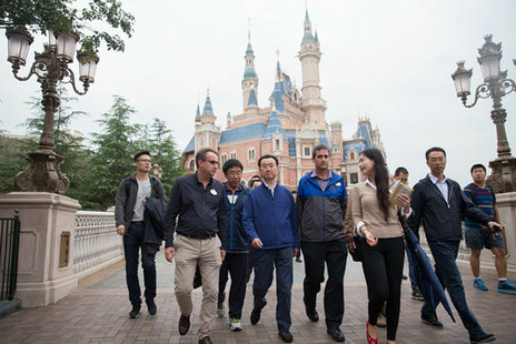 王健林參觀考察上海迪士尼（圖）
