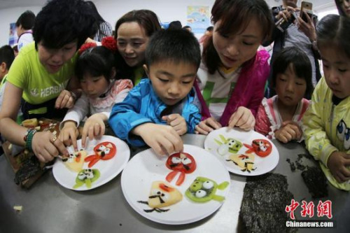 資料圖。志願者與南京留守兒童共同製作富有創意的水果拼盤。泱波 攝