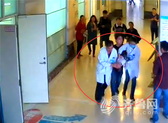 監控顯示醫生一邊急救一邊跑著與家長將孩子送往手術室