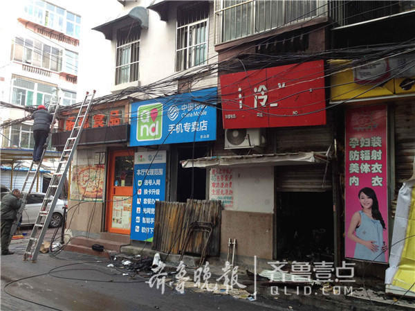 濟南勝利大街一門頭房淩晨失火！3家商鋪被燒成廢墟
