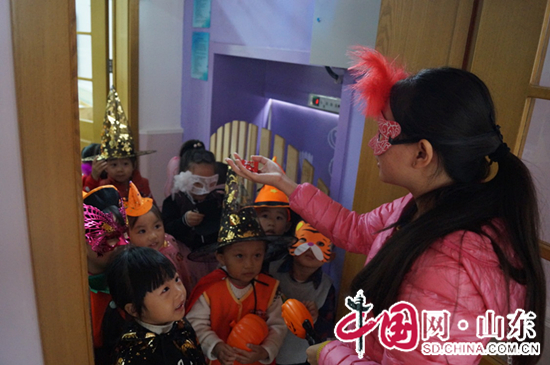 濟南市槐蔭區實驗幼兒園舉行“萬聖節變裝狂歡會”(組圖)