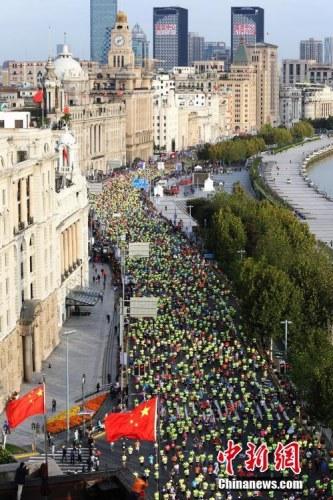 资料图:马拉松赛事火热，10月30日，2016上海国际马拉松赛在外滩鸣枪开跑，来自86个国家和地区的38000名选手齐聚上海外滩金牛广场。