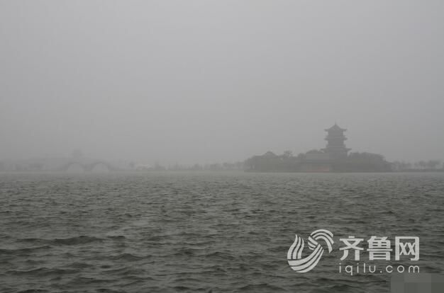 3日上午，受霧霾影響，東昌湖中的湖心島若隱若現。（齊魯網記者 趙志鵬 攝）