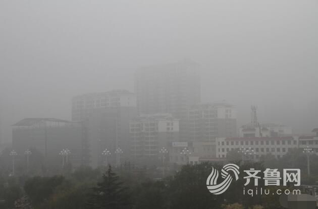 高空下，向陽路與東昌路路口南面的廣場被霧霾籠罩。（齊魯網記者 趙志鵬 攝）