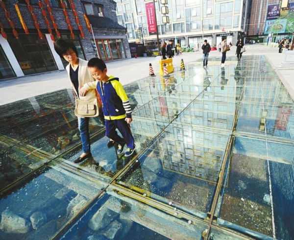 濟南舜井解放閣片區懸空廣場啟用 透過玻璃踏尋古跡