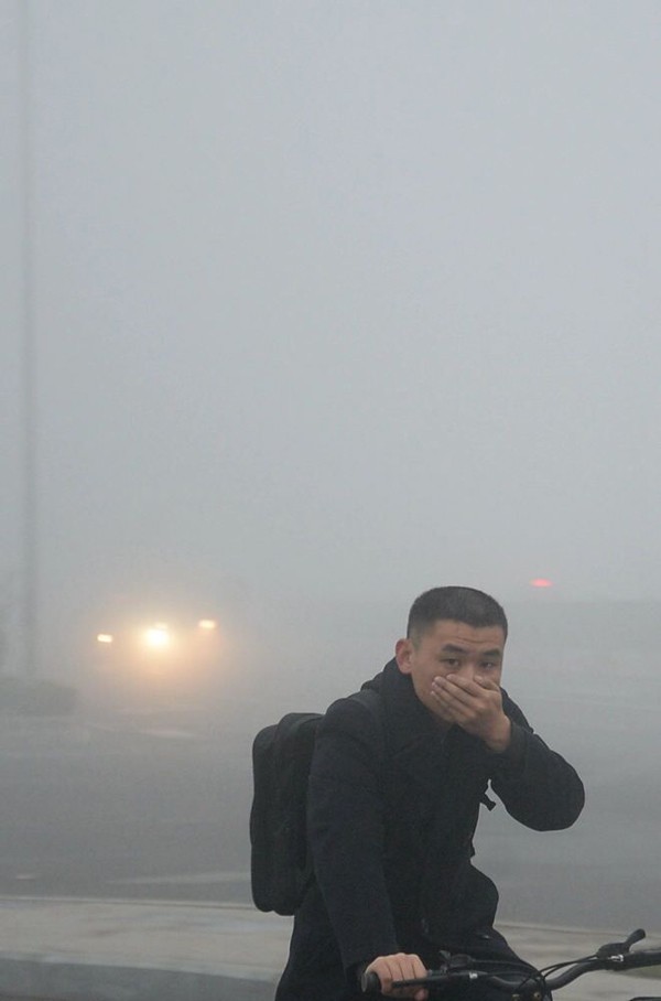 “霸王級”濃霧來襲 百米之外看不清