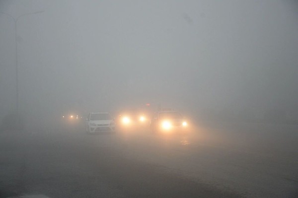 “霸王級”濃霧來襲 百米之外看不清
