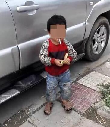 教唆儿子拦车乞讨 4岁孩子染上吸烟喝酒(组图