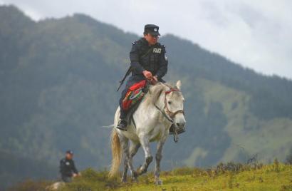 媒體揭秘騎警巡山:深夜狼嚎環繞屢次交手盜馬賊