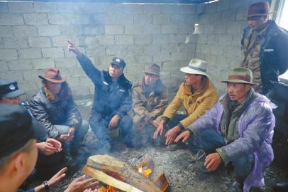 媒體揭秘騎警巡山:深夜狼嚎環繞屢次交手盜馬賊