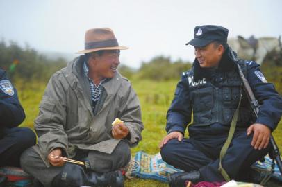 媒體揭秘騎警巡山:深夜狼嚎環繞屢次交手盜馬賊