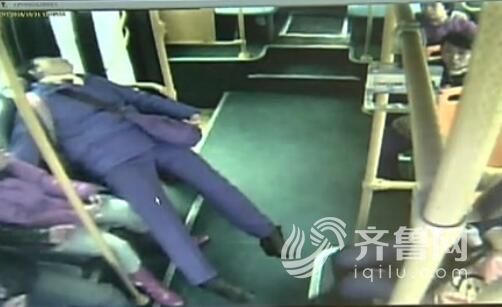 女乘客在公交車上突發疾病。視頻截圖