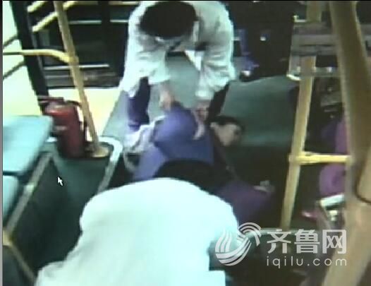 救護人員將昏迷女子抬入急診室。視頻截圖