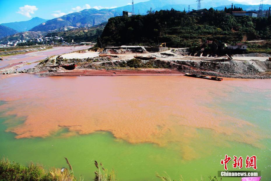 半江瑟瑟半江紅：四川涼山一河流現“陰陽河”景觀(組圖)