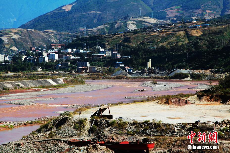 半江瑟瑟半江紅：四川涼山一河流現“陰陽河”景觀(組圖)