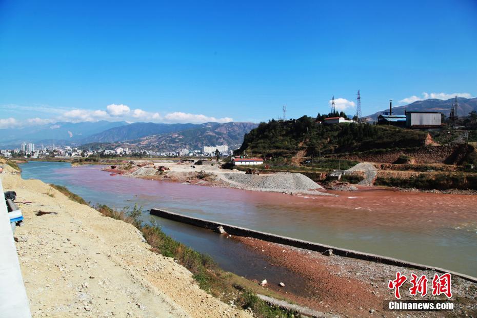 半江瑟瑟半江紅：四川涼山一河流現“陰陽河”景觀(組圖)