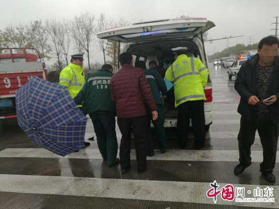 濱州陽信交警巡邏途中熱心救助受傷群眾獲好評
