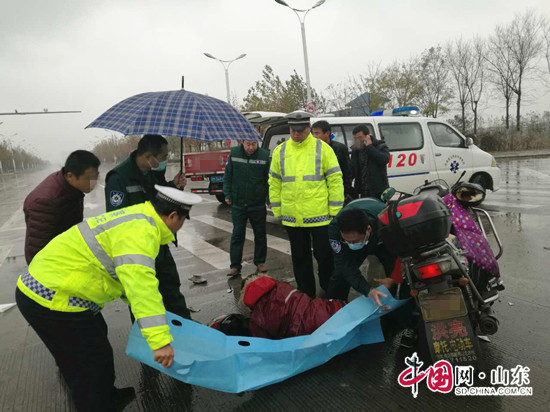 滨州阳信交警巡逻途中热心救助受伤群众获好评