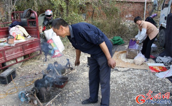 山東夫妻重拾老手藝趕集爆米花 日賺七八百