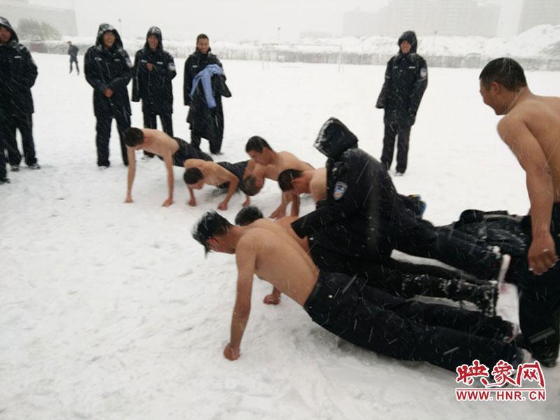 河南学生冒雪赤膊训练 网友：好想找警察学院的男朋友（图）