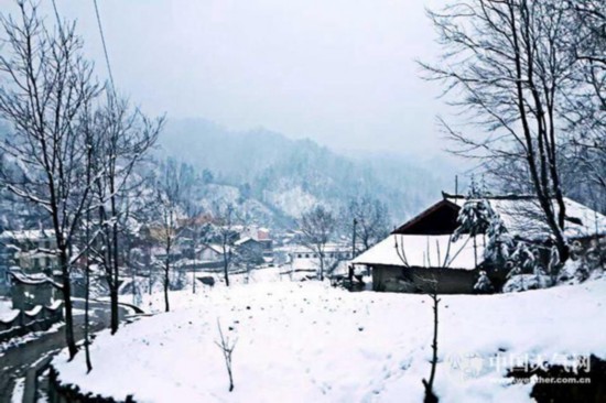 11月22日，陜西安康迎來了今冬的首場降雪。（安妮 攝）