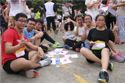  10月23日，福建師範大學，“迷馬”選手挑戰後在休息處合影留念，他們臉上露出挑戰成功的喜悅。蘇澤汗／攝