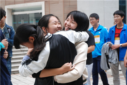  10月16日，湖北大學“迷馬”挑戰後，挑戰者高興地抱在一起，友情在“迷馬”挑戰現場綻放。章雪妮／攝