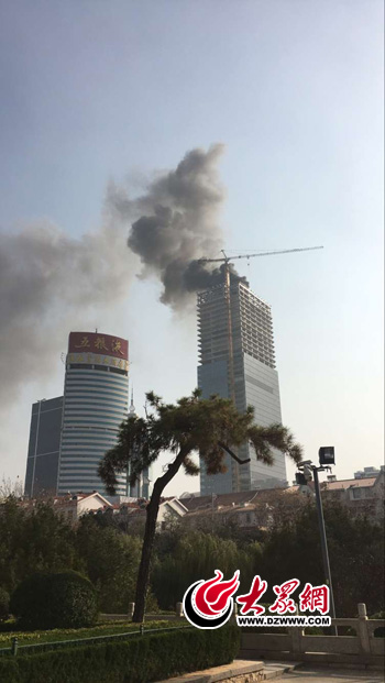綠城濟南中心在建高層著火，圖片由網友提供
