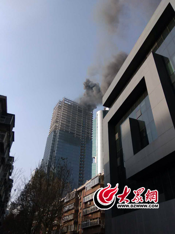 綠城濟南中心在建高層著火，圖片由網友提供