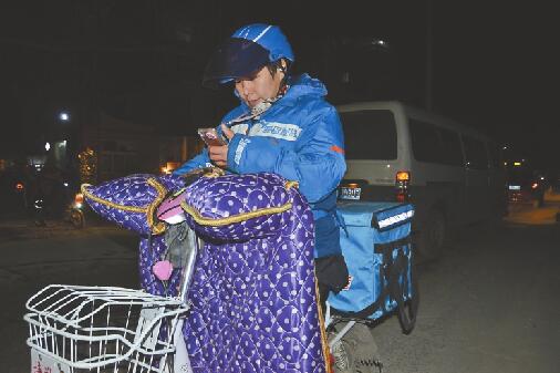 濟南“外賣媽媽”：每天跑70公里 不讓女兒當貧困生
