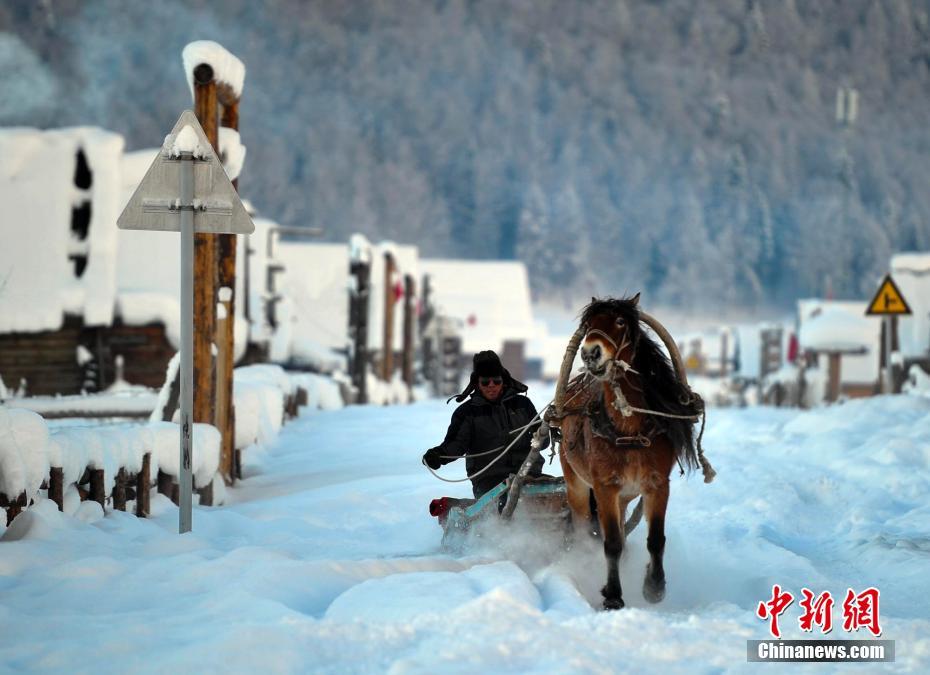 新疆北部大山深处古村大雪后现美景宛如“童话世界”（图）