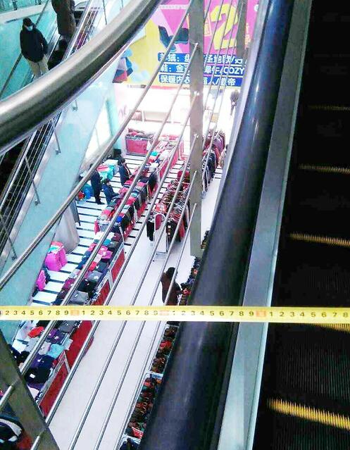 记者调查济南四家大商场扶梯 仅有一家安装防护栏