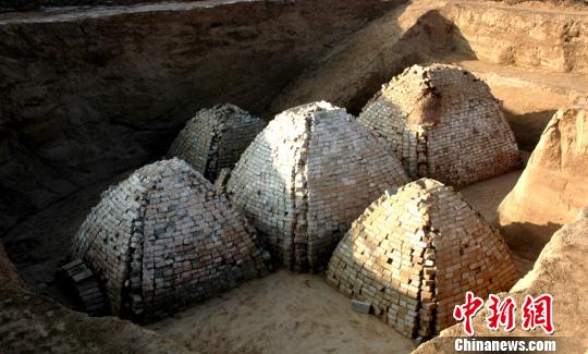 河南新乡发现一座大型 
东汉 
 
砖室墓 
正 
考古发掘 
（图）